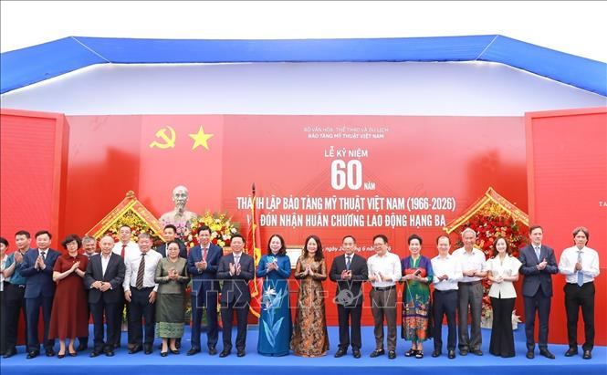 Phó chủ tịch nước Võ Thị Ánh Xuân trao Huân chương Lao động hạng Ba tặng Bảo tàng Mỹ thuật Việt Nam